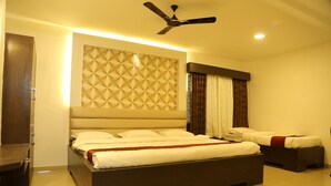 Deluxe Room | WiFi (free) - Hotel Shivananda (Hospet)
