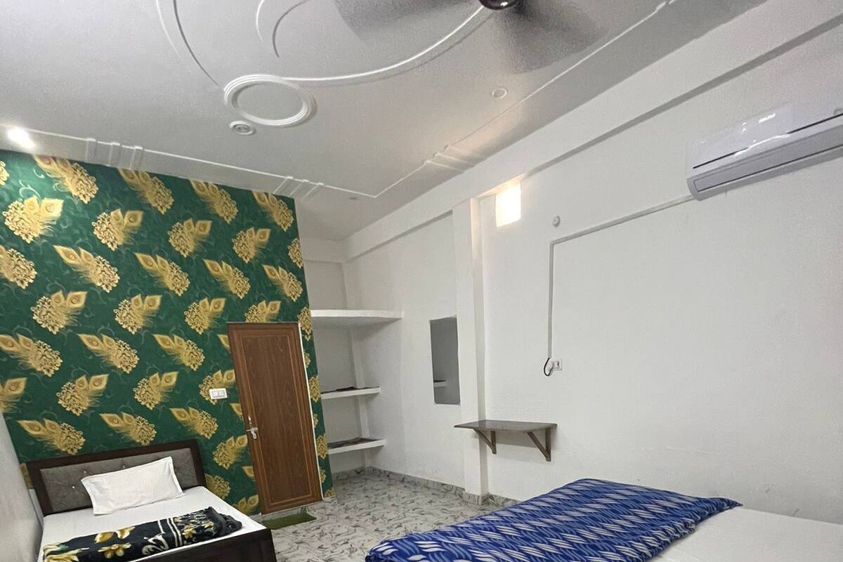 Une chambre à coucher comprenant un lit, une armoire, un miroir et une étagère.