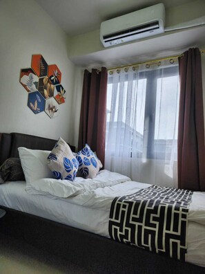 1 bedroom, desk, WiFi, bed sheets