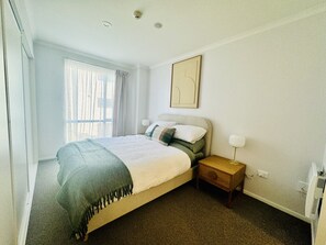 2 bedrooms, iron/ironing board, WiFi, bed sheets - Relax at 'The Olive': Modern, central apartment near Christchurch's top spots. (Christchurch)