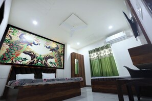 Triple Room | Desk, soundproofing, free WiFi - Shri Girraj Residency (Mathura)