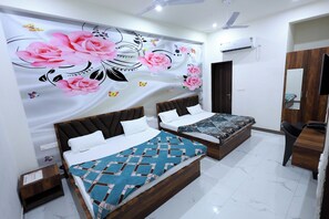 Quadruple Room | Desk, soundproofing, free WiFi