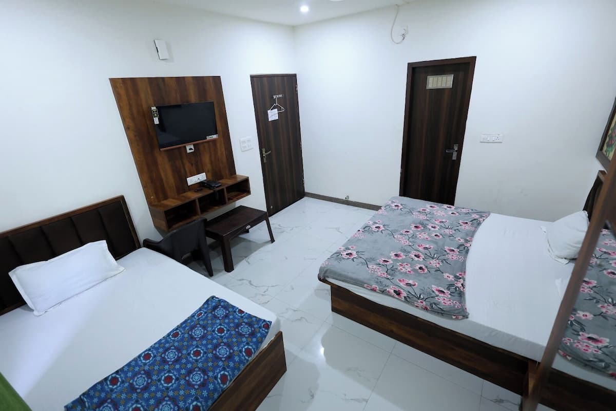 Triple Room | Desk, soundproofing, WiFi (free)