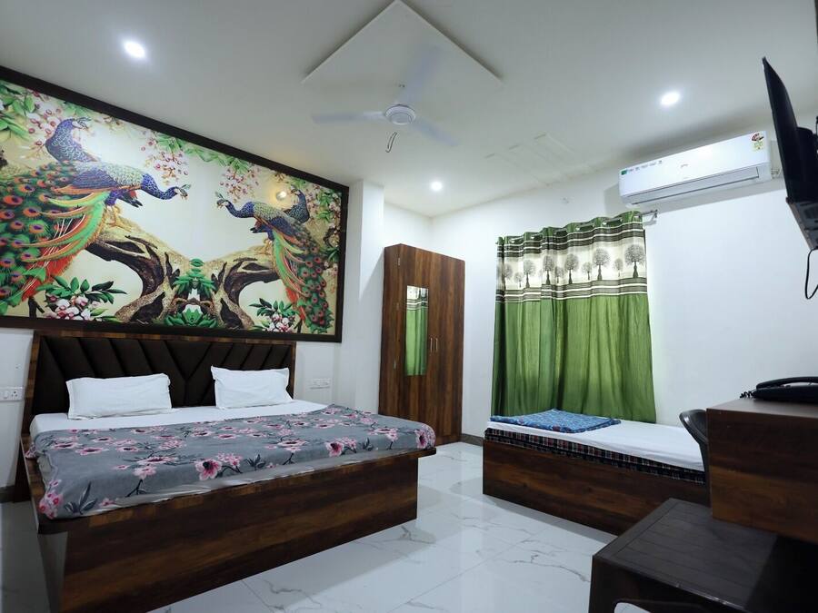 Desk, soundproofing, free WiFi