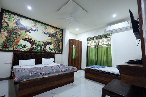 Triple Room | Desk, soundproofing, free WiFi - Shri Girraj Residency (Mathura)