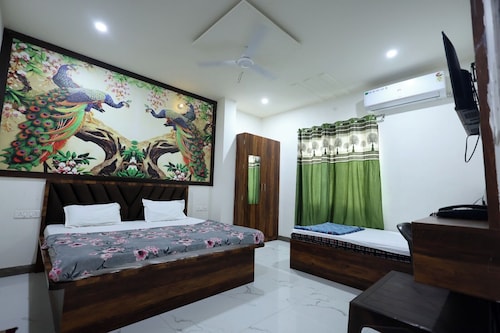 Shri Girraj Residency