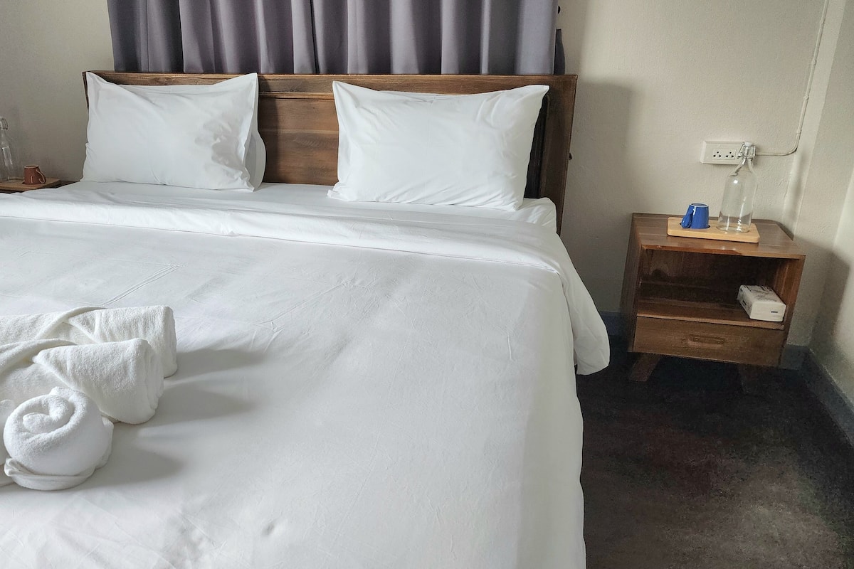 Quarto casal standard, 1 cama King | Wi-Fi de cortesia, roupa de cama