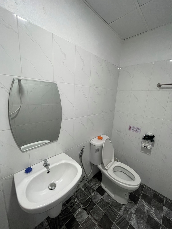 A bathroom with a sink, toilet, and mirror. - HomeyMaeKha Hostel Chiangmai (Chiang Mai)