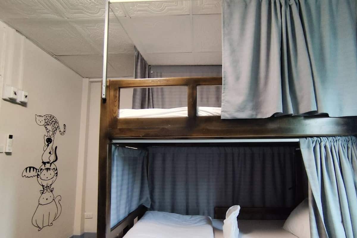 Female Dormitory Room with Private Bathroom | Wi-Fi de cortesia, roupa de cama