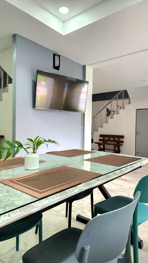 Living area - HomeyMaeKha Hostel Chiangmai (Chiang Mai)