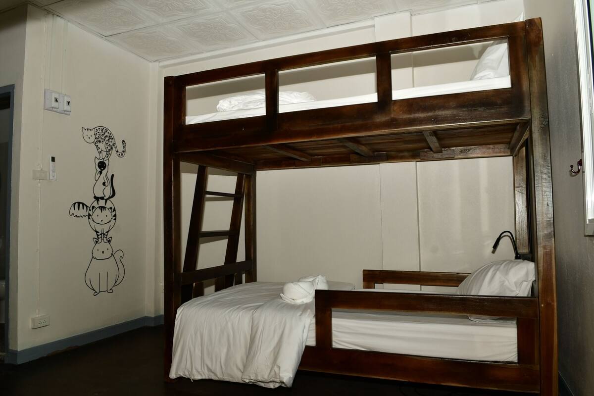 Male Dormitory Room with Private Bathroom | 免費 Wi-Fi、床單