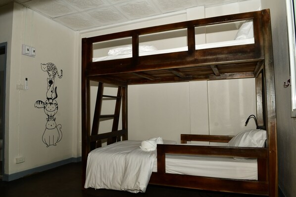 A bunk bed room with a wooden frame, white bedding, and a wall decoration of a cat. - HomeyMaeKha Hostel Chiangmai (Chiang Mai)