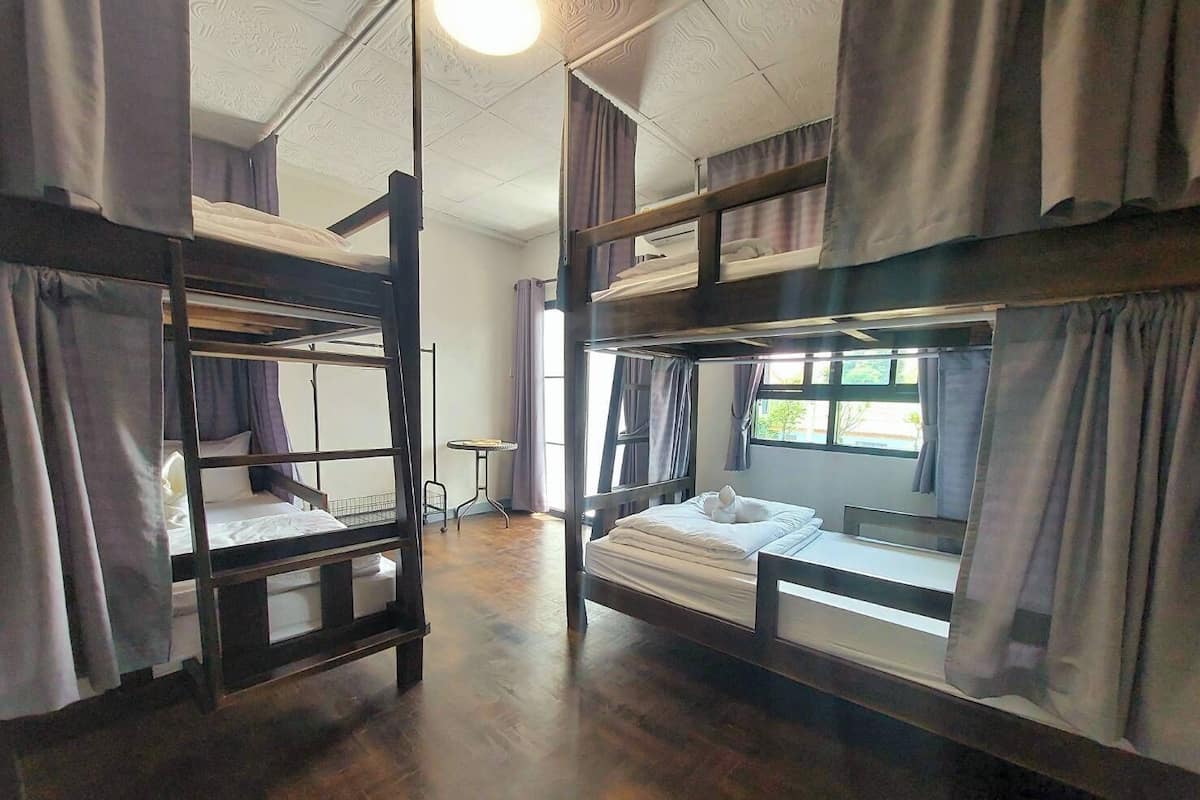 Male Dormitory Room with Private Bathroom | Wi-Fi de cortesia, roupa de cama
