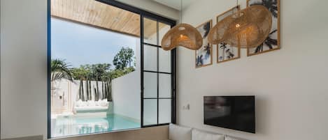Vil·la Deluxe, piscina privada, vistes a la piscina | Sala d'estar | Televisor intel·ligent de 43 polzades amb canals digitals