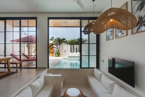 Villa Deluxe, piscina privada, vistas a la piscina | Zona de estar | Smart TV de 43 pulgadas con canales digitales