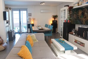 Smart TV, fireplace, video games, DVD player