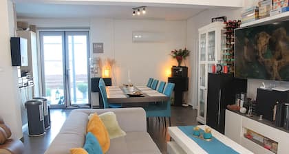 Sea View Oasis: Private Room, Pool, Beach & Gym