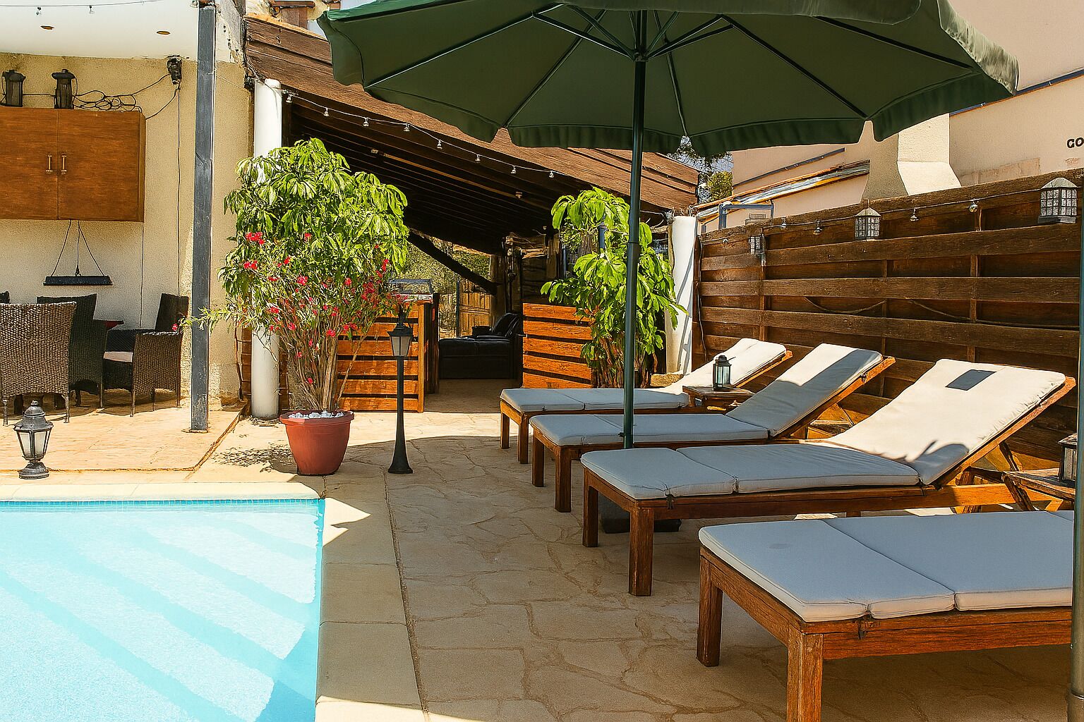 Una piscina al aire libre