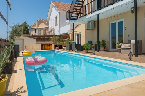 Sea View Oasis: Private Room, Pool, Beach & Gym