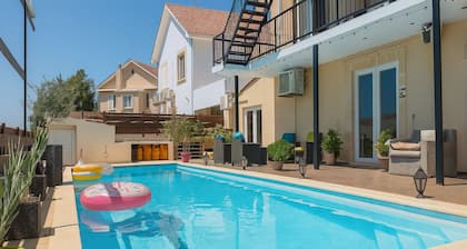 Sea View Oasis: Private Room, Pool, Beach & Gym