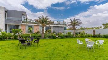 Children’s play area – outdoor