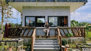 Quầy bar bên hồ bơi