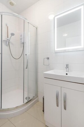 Estudio superior | Baño | Secadora de cabello, toallas, jabón, shampoo 