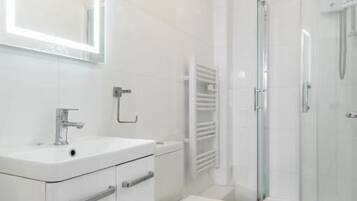 Standard Studio | Bathroom | Hair dryer, towels, soap, shampoo