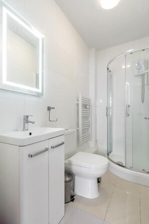 Secador de pelo, toallas, jabón, shampoo