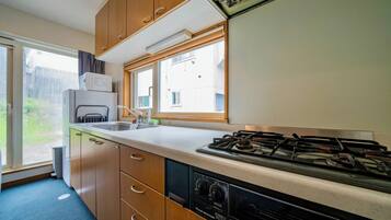 Lemari es, microwave, kompor, dan ketel listrik