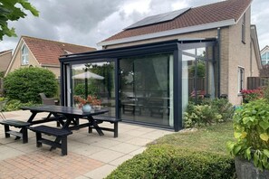 Outdoor dining - Spacious Bungalow near Water (Breskens)