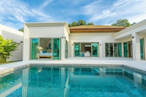 8 outdoor pools