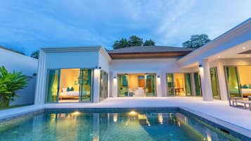 8 szabadtéri medence