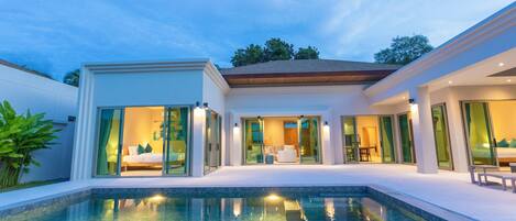 8 outdoor pools