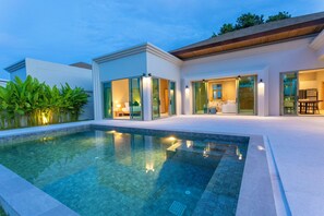 8 outdoor pools