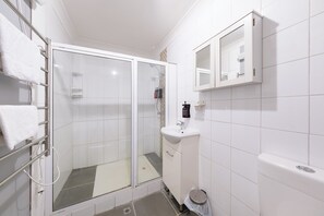 Standard 2 Bedroom House - Not Pet Friendly | Bathroom