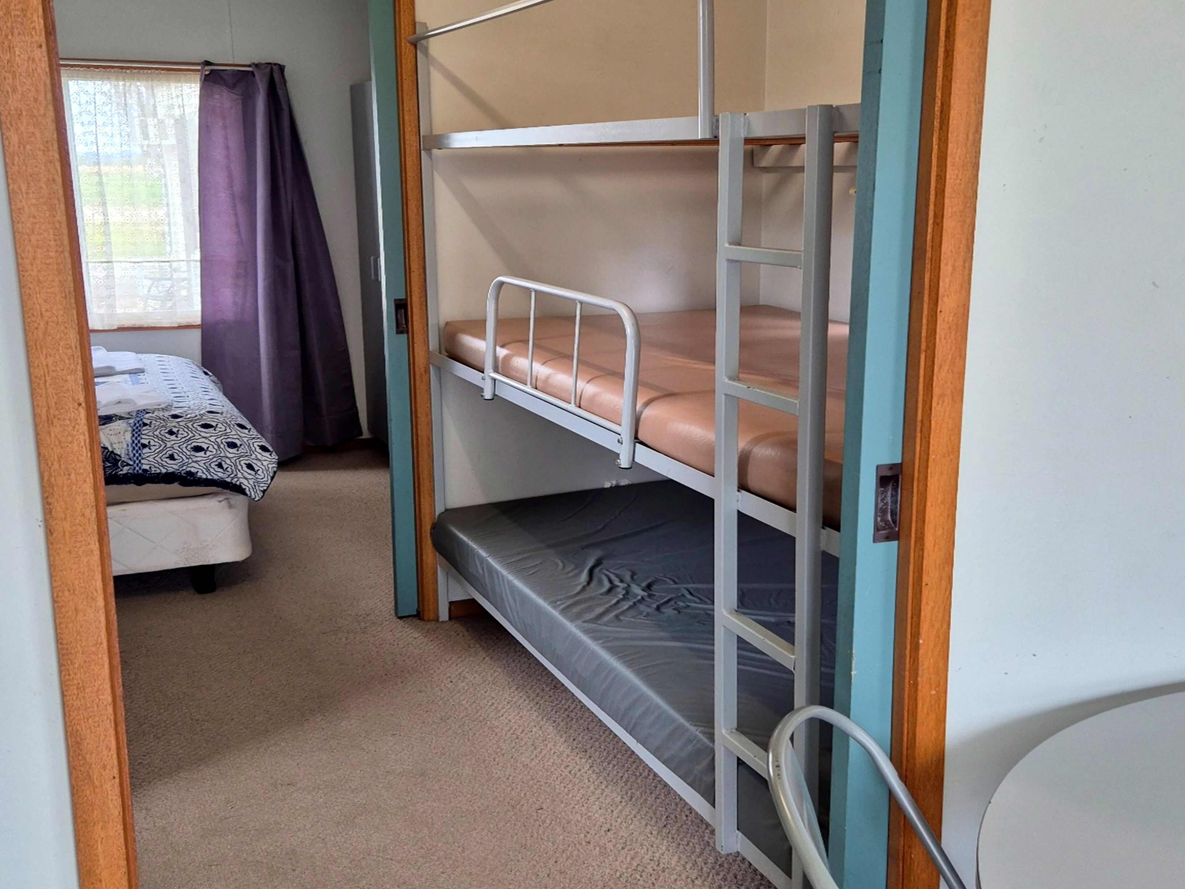 Una litera con un colchón en la cama superior y una cama inferior también con colchón.