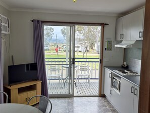 Standard 1 Bedroom Cabin - Not Pet Friendly | Privat køkken | Køleskab/fryser i fuld størrelse, mikrobølgeovn, kogeplade, brødrister