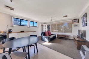 Standard 2 Bedroom House - Not Pet Friendly | Essbereich im Zimmer