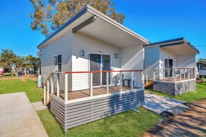 Deluxe Studio - Not Pet Friendly | Balcony - Tamworth Holiday Park (Hillvue)