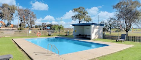 Piscine extérieure en saison