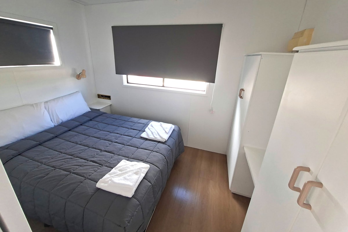 Cabana econômica, 2 quartos, aceita animais de estimação | Wi-Fi de cortesia, roupa de cama