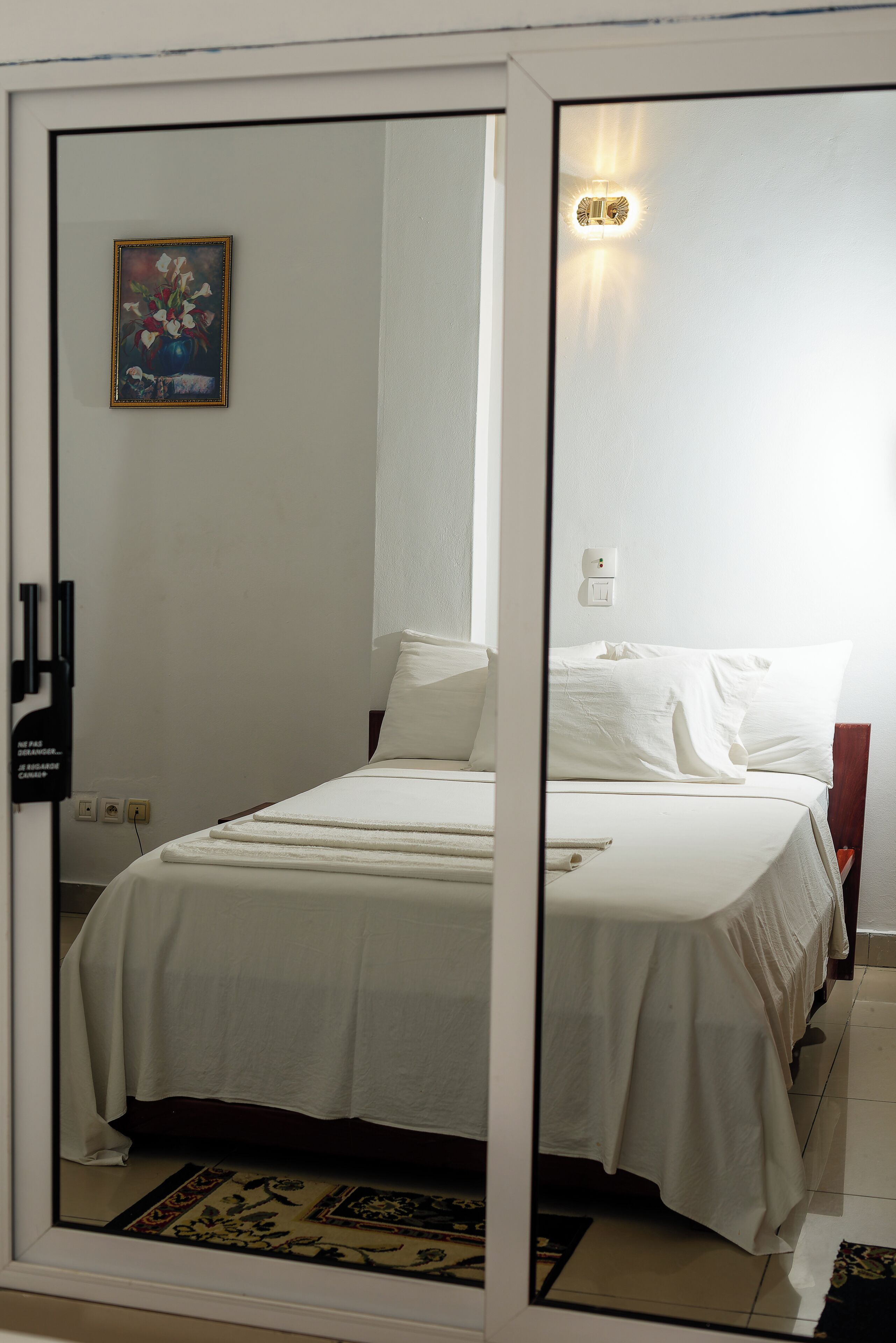 Skrivebord, lydisolert og wi-fi (inkludert)