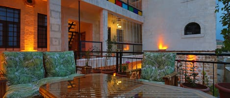 Deluxe Double Room, 1 Bedroom, Valley View | Living area