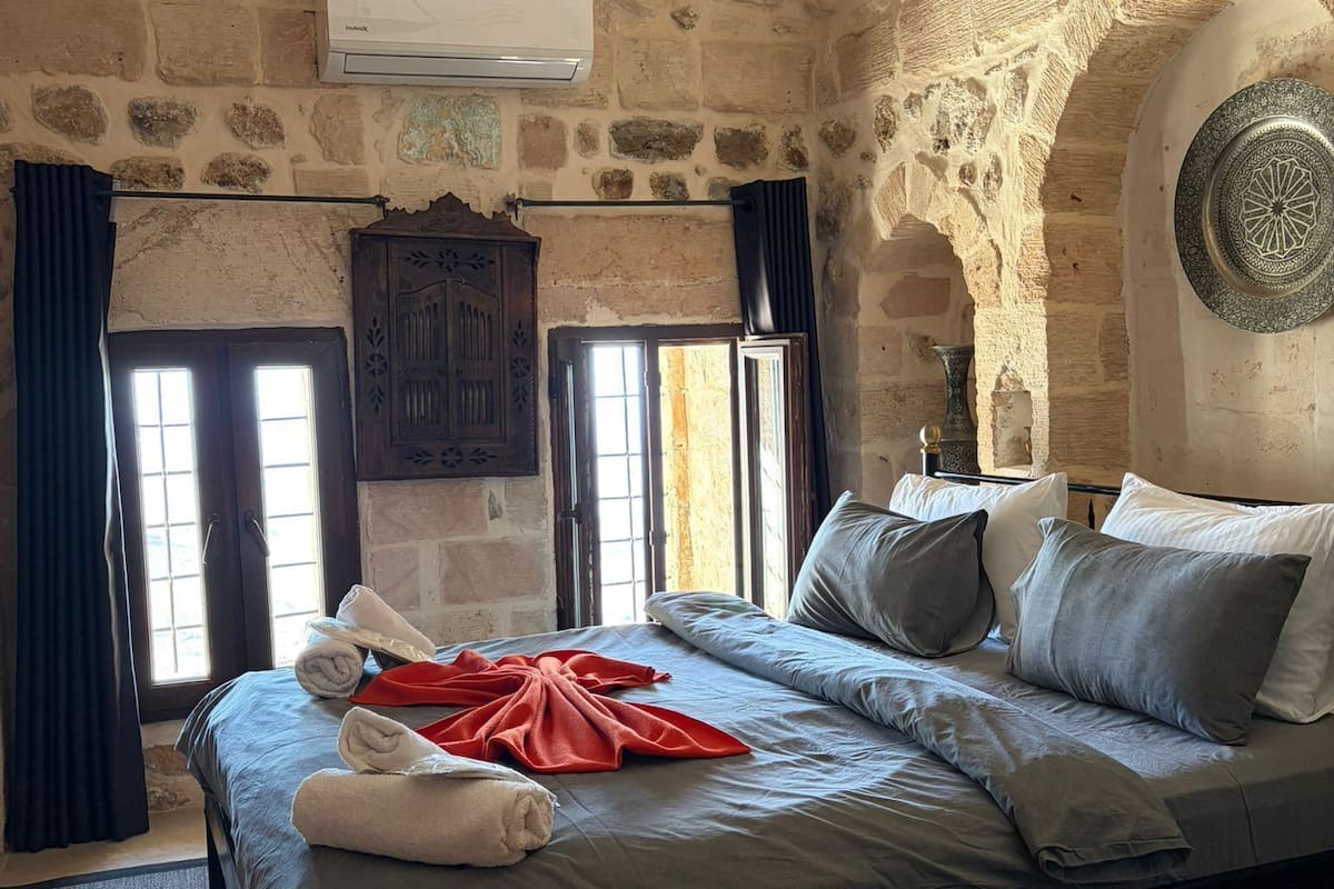Deluxe Room | Iron/ironing board