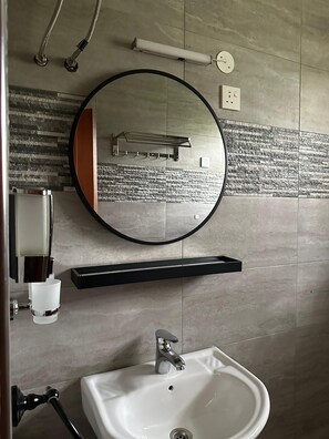 Dusche, Haartrockner, Bidet, Handtücher