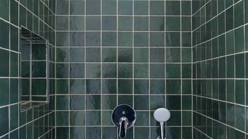Dusche, Handtücher, Seife, Shampoo