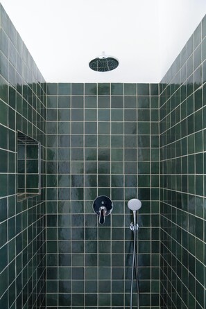 Dusche, Handtücher, Seife, Shampoo