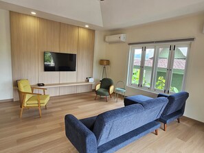 Basic Villa 2 Bedroom | Vardagsrum | 55-tums smart-tv med digitalkanaler