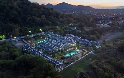 Thirty Degrees in February, Khao Tao, Hua Hin